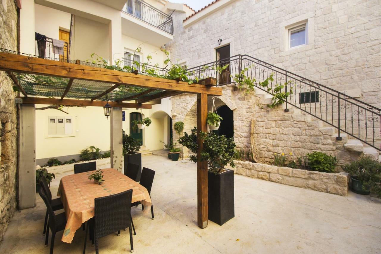 Apartments Dvor - Ap1, Ap2, Ap3 Baška Voda Eksteriør billede