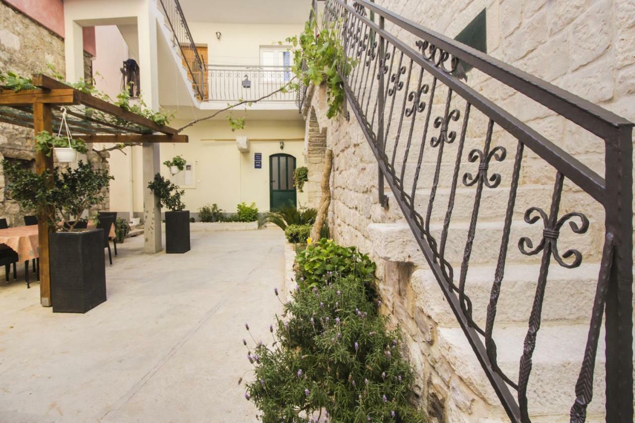Apartments Dvor - Ap1, Ap2, Ap3 Baška Voda Eksteriør billede