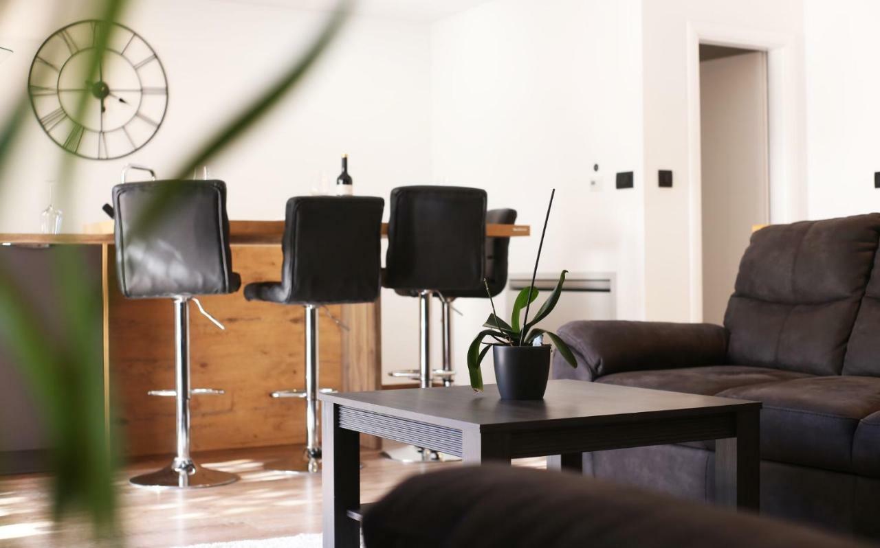 Apartments Dvor - Ap1, Ap2, Ap3 Baška Voda Eksteriør billede