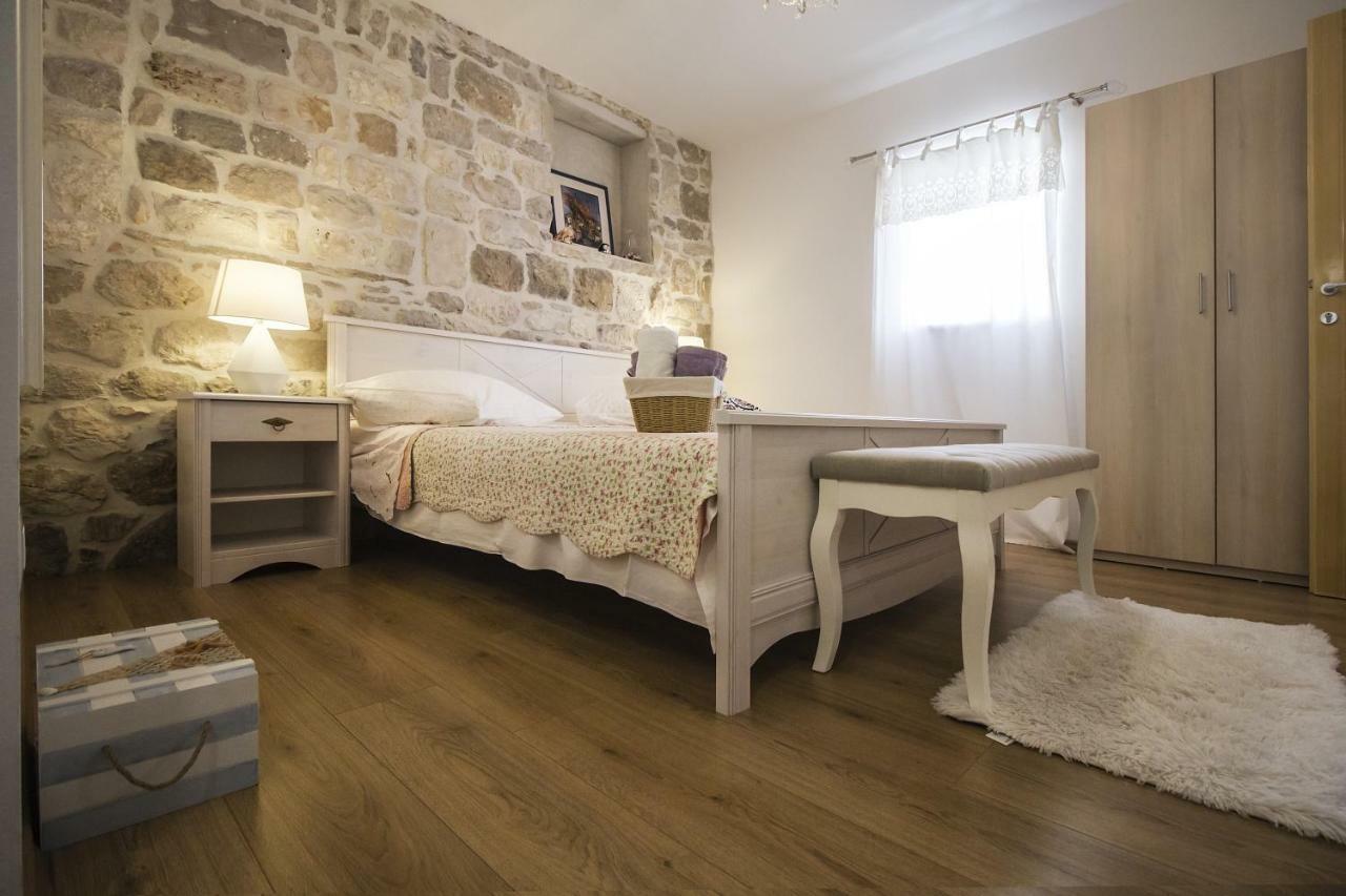 Apartments Dvor - Ap1, Ap2, Ap3 Baška Voda Eksteriør billede