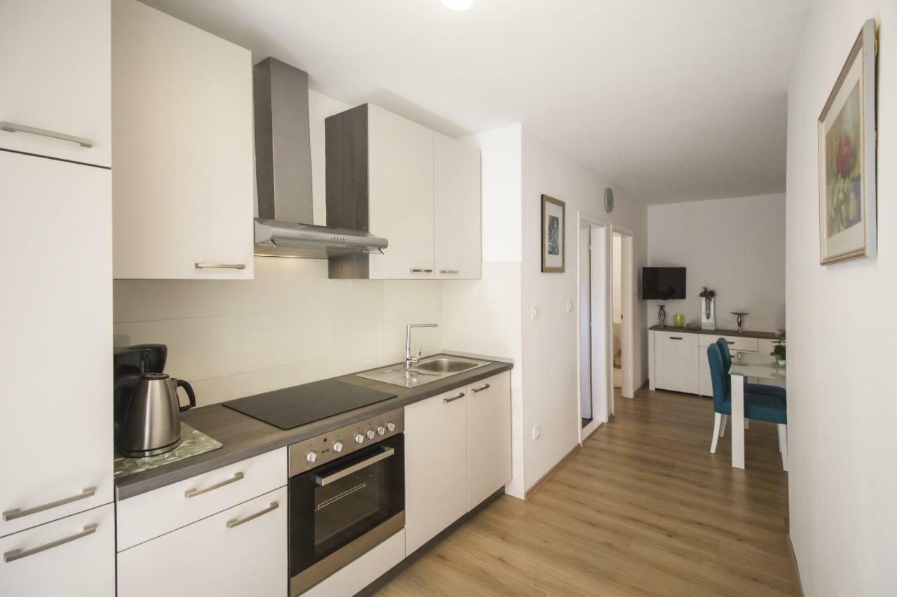 Apartments Dvor - Ap1, Ap2, Ap3 Baška Voda Eksteriør billede
