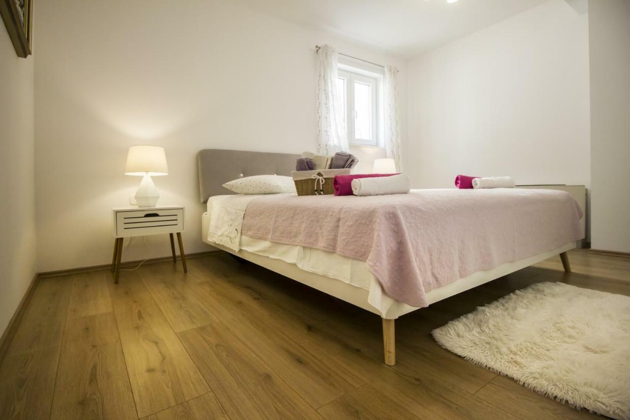 Apartments Dvor - Ap1, Ap2, Ap3 Baška Voda Eksteriør billede