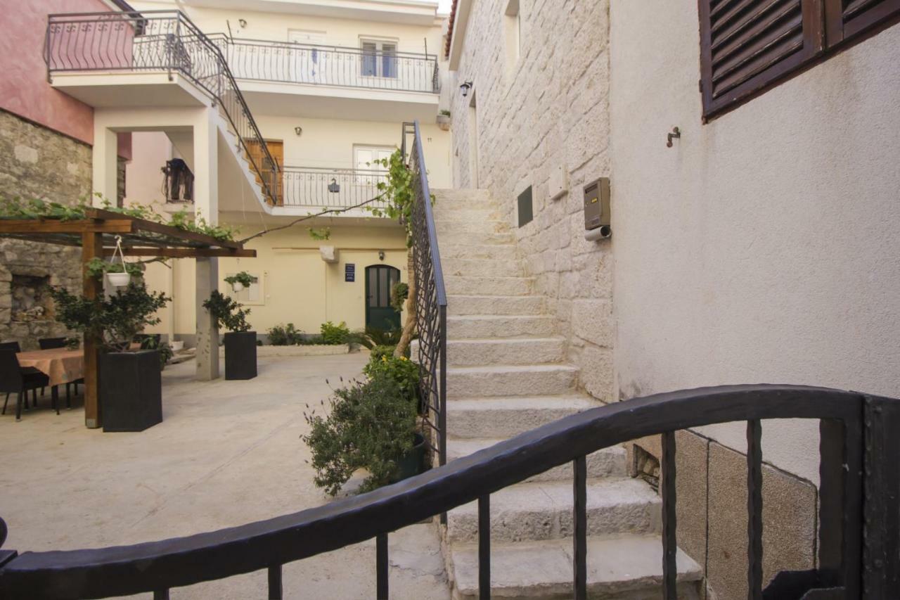 Apartments Dvor - Ap1, Ap2, Ap3 Baška Voda Eksteriør billede