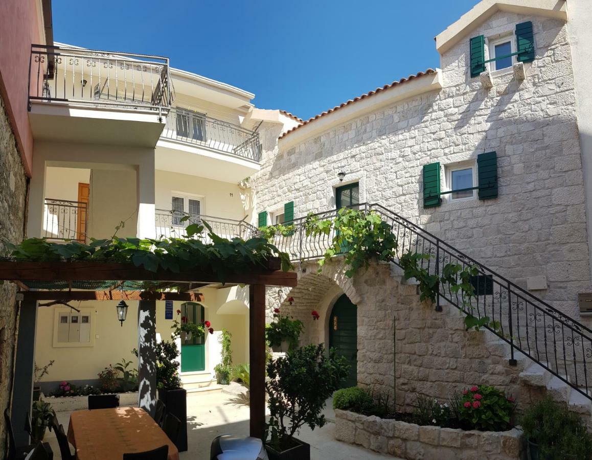 Apartments Dvor - Ap1, Ap2, Ap3 Baška Voda Eksteriør billede