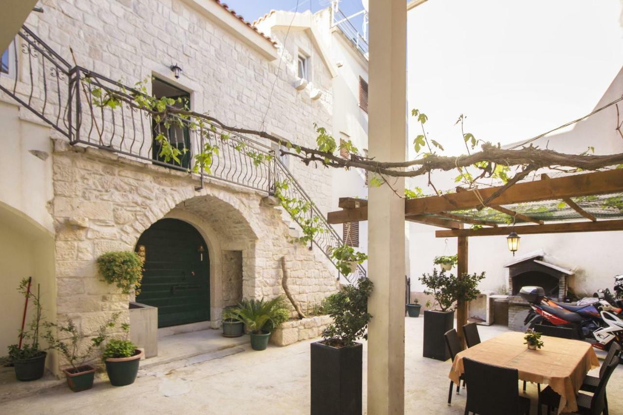 Apartments Dvor - Ap1, Ap2, Ap3 Baška Voda Eksteriør billede